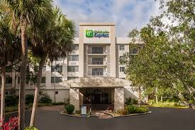 HOLIDAY INN EXPRESS & SUITES